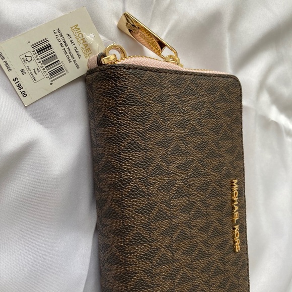 Hand To Hand - Picture 3 of 15